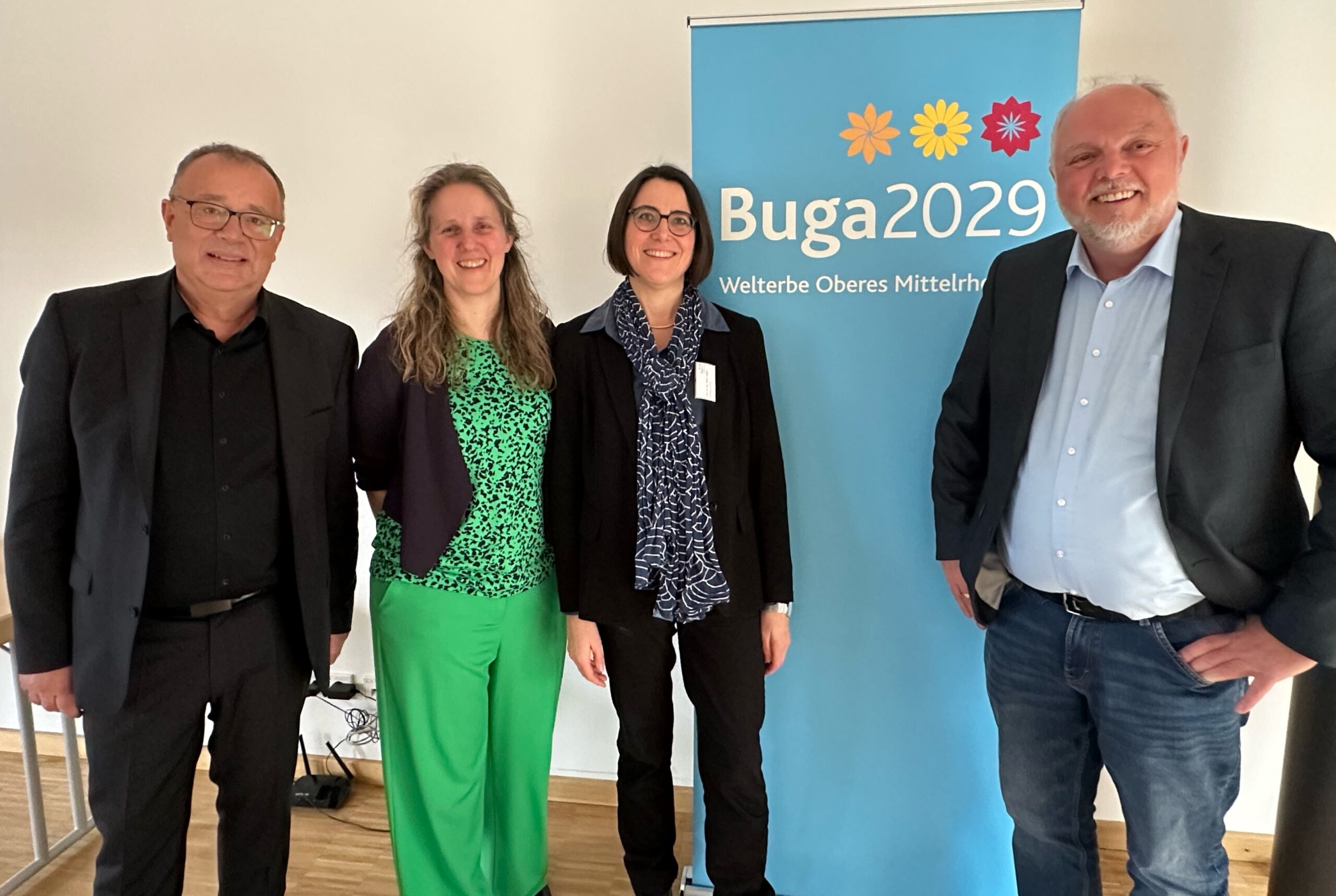 sliderimage-Freuen sich mit BUGA-Geschäftsführer Sven Stimac (links) über den gelungenen Dialog (weiter von links): Moderatorin Claudia Jörg sowie die beiden Keynote-Speaker Prof. Dörte Ziegler und Prof. André Niemann. Foto: BUGA29