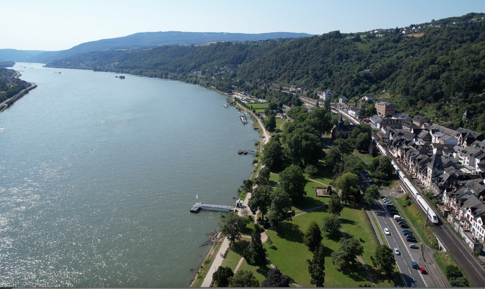 Bacharach Rheinanlagen und ICE