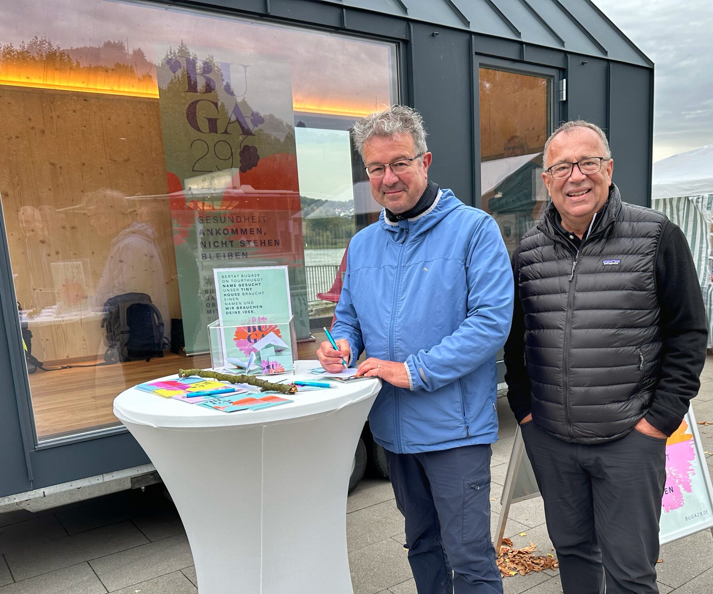 sliderimage-Auch Wandermeister Manuel Andrack denkt sich einen Namen für das Tiny-House aus. BUGA29-Geschäftsführer Sven Stimac freut sich. Foto: BUGA29