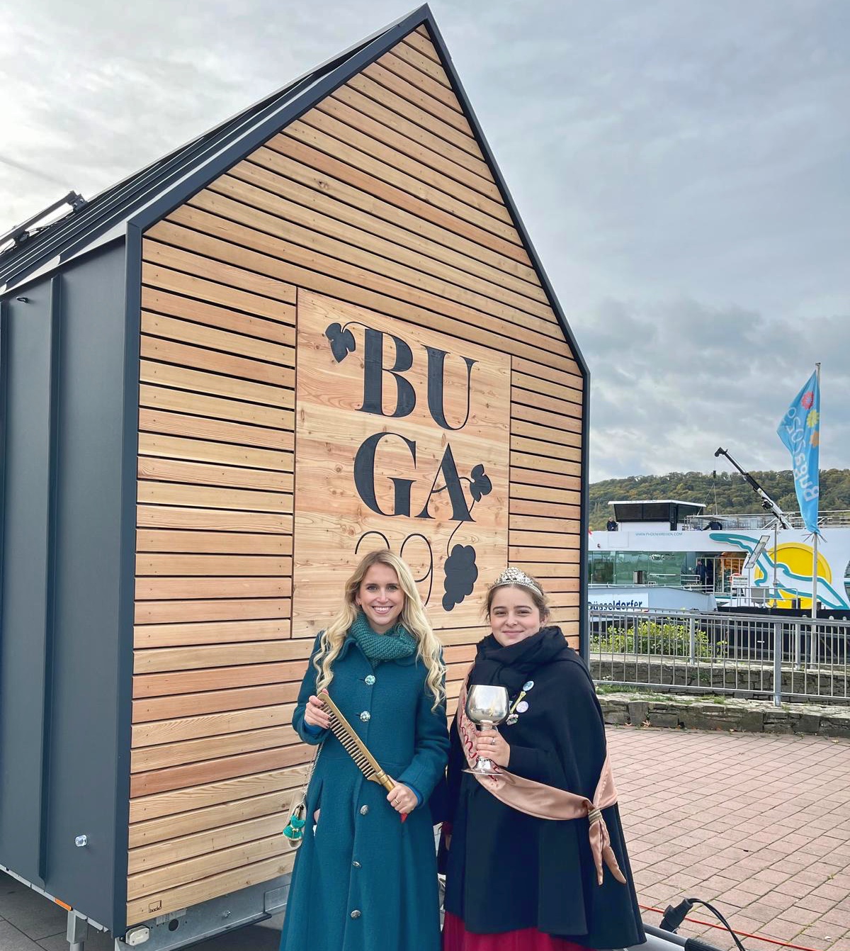 sliderimage-Loreley Katharina Blanckart stattet dem Tiny-House mit Wein- und Rosenkönigin Ronja einen Besuch ab. Foto: BUGA29